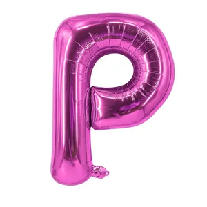Détail du ballon en aluminium lettre P rose fuchsia avec finition métallique brillante
