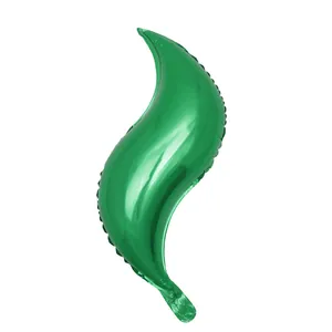 Detail van smaragdgroene S-vormige aluminiumfolie ballon met metallic glanslaag