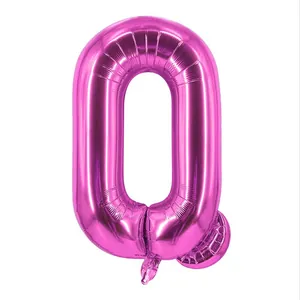 Détail d'un ballon en aluminium lettre Q rose vif avec finition métallique et bords scellés