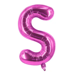 Détail macro d'un ballon en aluminium lettre S rose métallisé pour décorations