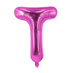 Détail du ballon en aluminium lettre T rose fuchsia avec finition métallique brillante