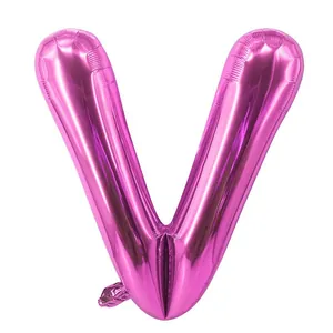 Détail d'un ballon en aluminium lettre V rouge rose brillant au fini métallisé