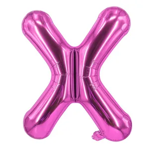 Détail du ballon lettre X rouge rose en aluminium avec finition métallique brillante
