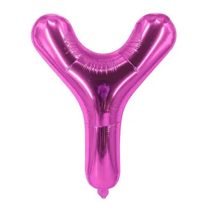 Détail d'un ballon en aluminium lettre Y de 16 pouces rose avec finition métallique