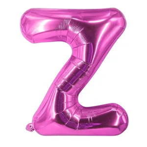 Gros plan du ballon en aluminium rouge rose en forme de Z avec surface brillante