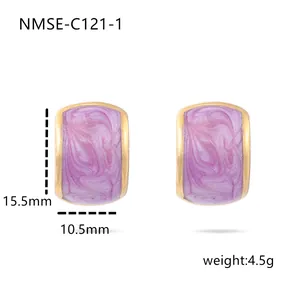 Orecchini in acciaio al titanio dorato con smalto marmorizzato viola e dimensioni precise