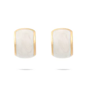 Dettaglio di orecchini minimalisti placcati in oro con intarsio in smalto marmorizzato crema