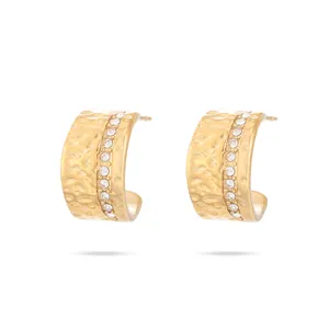 Retro C-vormige 18K vergulde oorbellen met gehamerde textuur en fonkelende diamanten