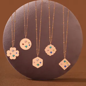 Colliers étoile en or rose avec pendentifs géométriques en zircon coloré et chaînes