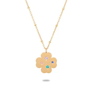 Collier trèfle doré élégant avec pierres colorées et chaîne à billes sur fond blanc