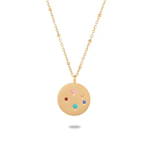Collier en acier doré avec pendentif rond orné de pierres colorées et gravures d'étoiles