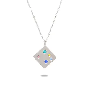 Collier en acier argenté avec pendentif en losange orné de cristaux colorés étincelants