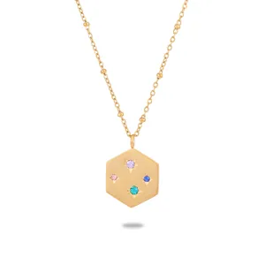 Collier en acier doré avec pendentif hexagonal orné de quatre cristaux colorés