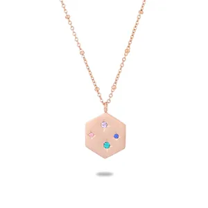 Collier avec pendentif hexagonal en or rose et quatre pierres précieuses sur chaîne fine