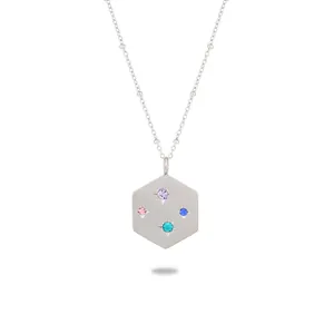 Collier hexagonal en acier inoxydable avec cristaux colorés et chaîne à billes fine