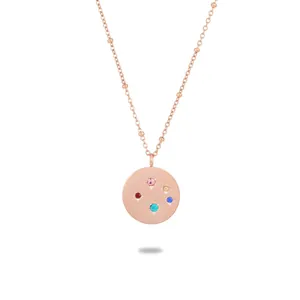 Collier en acier rose doré avec pendentif rond serti de cristaux colorés en étoile