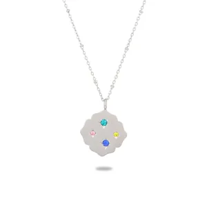 Collier fleur en acier inoxydable poli avec cristaux colorés et gravure d'étoiles