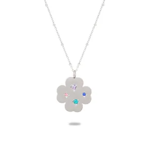 Collier à pendentif trèfle argenté avec cristaux colorés sur fond blanc épuré