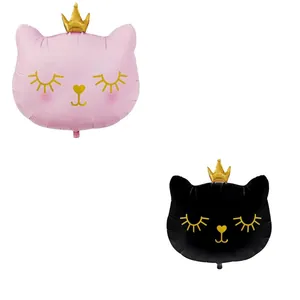 Detalle de globos de papel de gato rosa y negro con corona y detalles faciales de oro