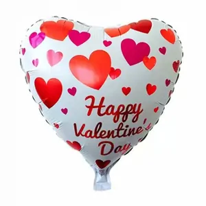 Detail van hartvormige folieballon met Happy Valentine's Day tekst en rode hartpatronen