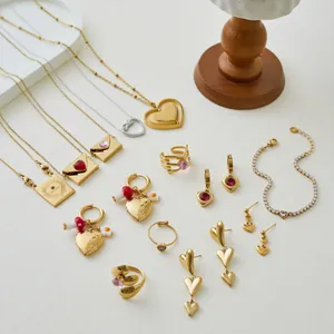Conjunto de Joyas de Corazón Rosa de Acero Inoxidable para Mujer Collar con Colgante de Sobre de Esmalte con Diamantes de Imitación Anillo Ajustable Abierto Pulsera de Tenis Regalo Romántico de San Valentín