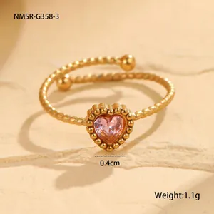 Detalle de anillo de corazón dorado con piedra rosa, muestra 0,4 cm de ancho y 1,1 g peso