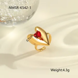 Détail de la bague coeur dorée ajustable avec zircon rouge et dimensions précises