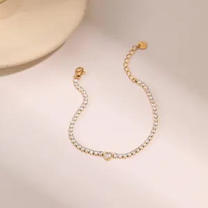 Detalle de pulsera tennis bañada en oro de 18K con circón de corazón y cierre de langosta