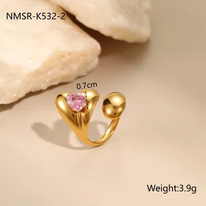 Detalle de anillo dorado con corazón rosa, muestra tamaño 0,7 cm y peso 3,9 g