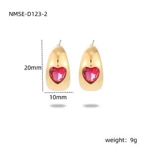 Vue détaillée des boucles d'oreilles cœur en or avec zircon rouge et dimensions de 20mm