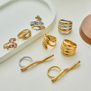 Minimalistische geometrische holle ringen in goud en zilver met roze edelsteen