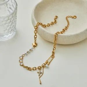 Collier chaîne dorée avec perles et pendentif cœur sur une plaque en céramique