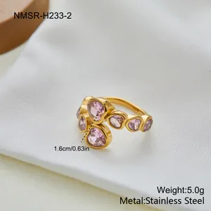 Macrodetail van vergulde roestvrijstalen ring met roze hartvormige zirkoniasteen