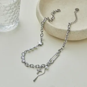 Collier chaîne argenté avec perles et pendentifs en zircon cœur sur une assiette