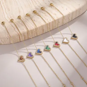 Bracelets dorés avec pendentifs cœur colorés et bordure de cristaux scintillants