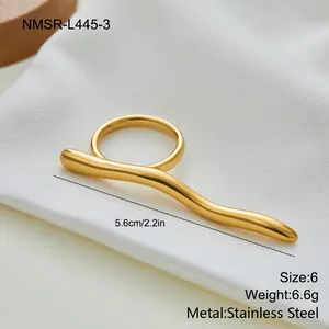 Gedetailleerd overzicht van een gouden geometrische ring met afmetingen en gewicht