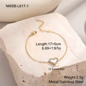 Détail du pendentif cœur doré avec cristaux et chaîne ajustable en acier inoxydable