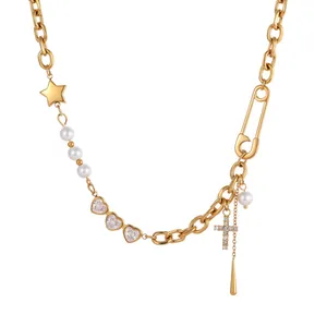 Collier en chaîne dorée avec perles et pendentifs cœurs sur fond blanc immaculé