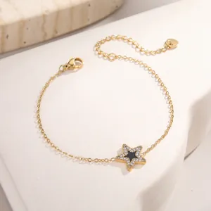 Nahaufnahme des 18K Gold Sternarmbands mit schwarzem Emaille und Mikro-Kristallen