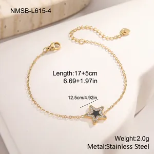 Detailaufnahme des vergoldeten Edelstahl-Armbands mit Sternanhänger und weißen Glitzersteinen