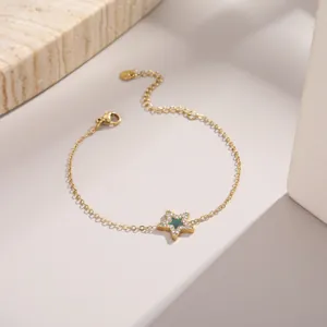 Detail von 18K Gold Stern Armband mit grüner Emaille Mitte und Zirkonia Besatz