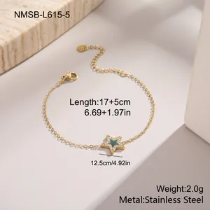 Detailansicht Stern-Armband in 18K Gold mit grünem Emaille und funkelnden Kristallen