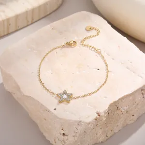 Makroaufnahme der 18K vergoldeten Stern-Anhänger mit Zirkonia und Karabinerverschluss