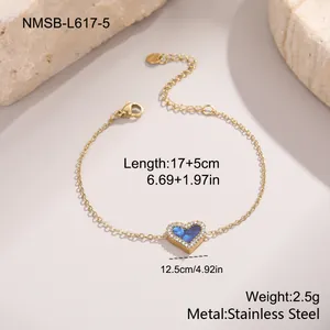 Macro de bracelet coeur en acier doré 17+5cm avec pendentif en perle bleue et zircon