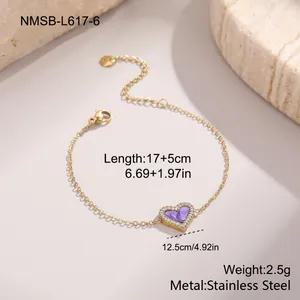 Détail du bracelet cœur violet avec dimensions 17+5cm sur un fond de pierre