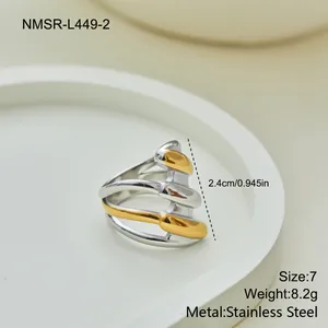 Macro detail van geometrische golfring van roestvrij staal met de afmetingen erbij