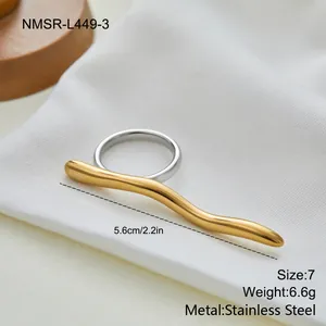 Detailopname van een geometrische holle lijnring in roestvrij staal met 5,6 cm detail