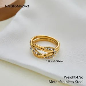 Detail van gouden knoopring met zirkonia, gewicht 4.9g en breedte 1.0cm specificaties