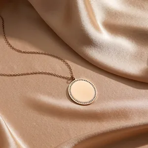 Collar de acero inoxidable con colgante de circón sobre fondo de satén lujoso