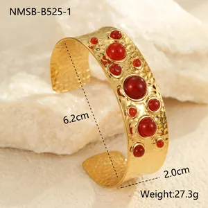 Bracelet manchette large doré avec agate rouge et texture en métal martelé rétro